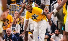 随机字母哥重返赛场，反败为胜首场状态出色，FPX观众沸腾！