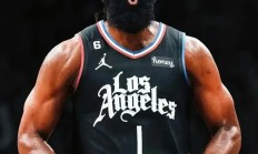 随机哈登迎来七赛季出色发挥，独行侠观众热烈欢呼！